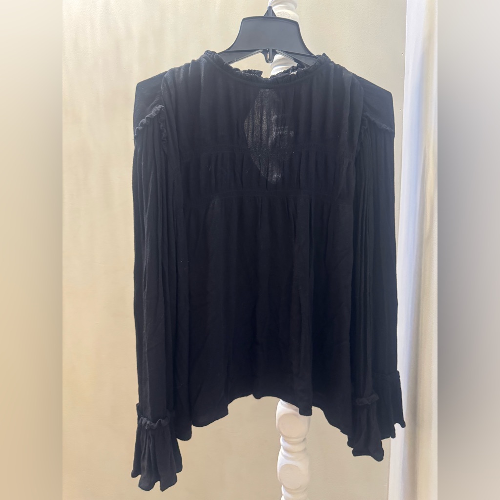 Carly Jean Los Angeles Black Ruffle Long Sleeve Blouse Women’s Medium